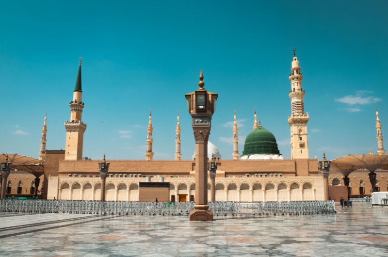 3-star hotel room in Makkah with clean bedding and air conditioning