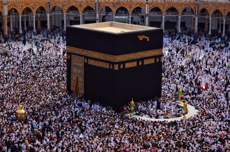 Ahad Travel team assisting UK pilgrims with 3 star Umrah package booking
