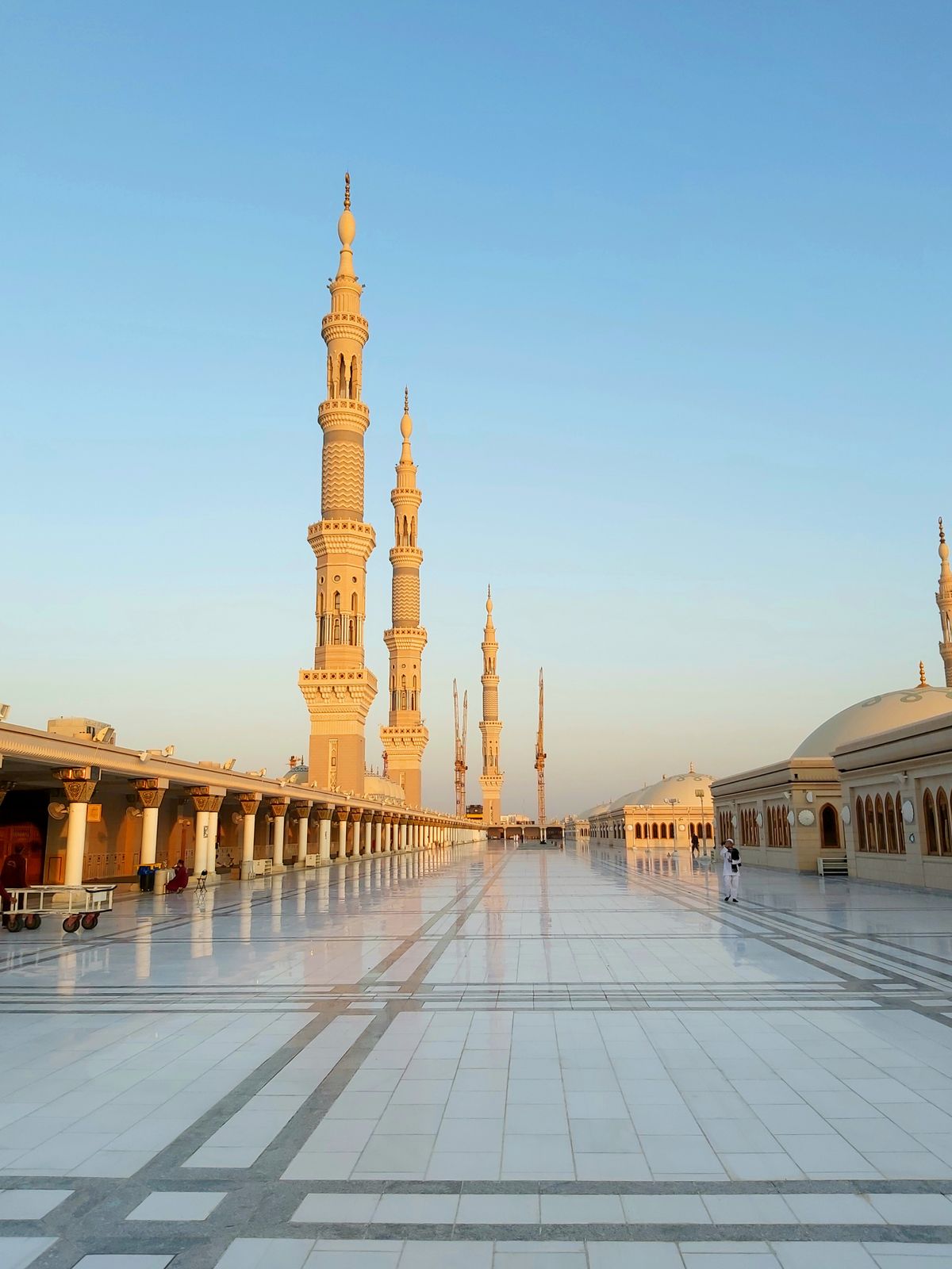Masjid an-Nabawi at sunrise