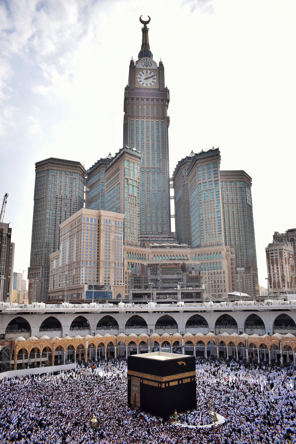 Four-star hotel tower in central Makkah