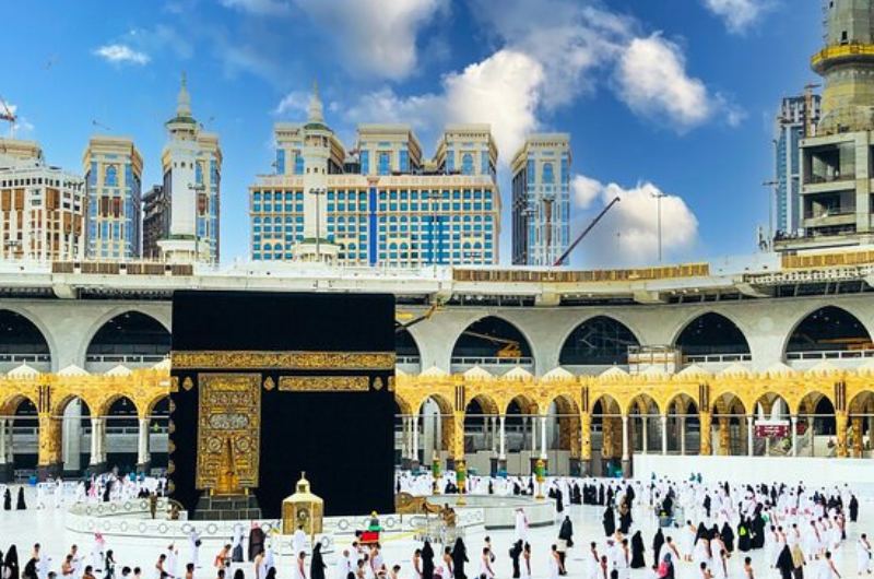 Best Umrah packages from Manchester — pilgrims at the Kaaba in Makkah